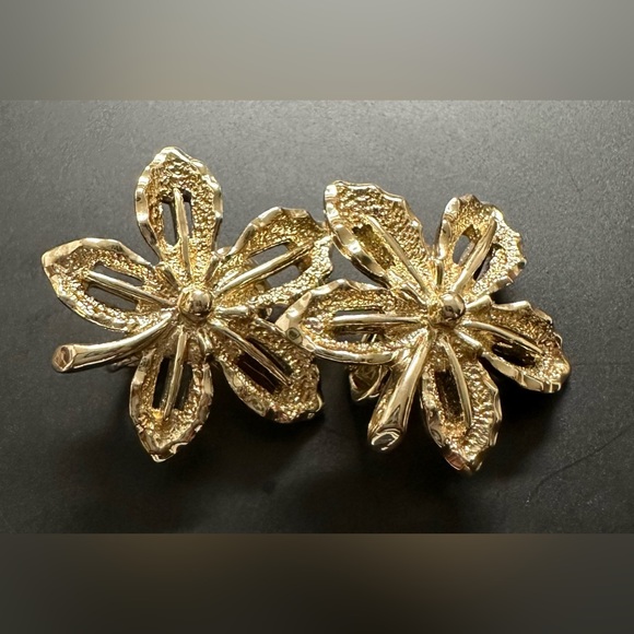 Jewelry - Vintage Goldtone SARAH COVENTRY Leaf Clip on Earrings